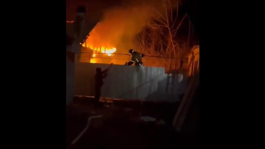 В ночном пожаре на центральной улице Кропоткина пострадал человек