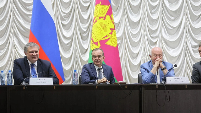 Вениамин Кондратьев дал поручение построить спортплощадку и отремонтировать бассейн в Ейске