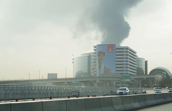 Топливный резервуар в районе аэропорта Дубая вспыхнул огнем после инцидента с БПЛА 