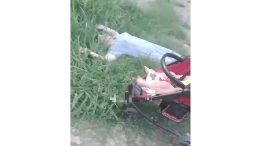 В спальном районе Краснодара жители обнаружили пьяную женщину на земле с ребенком в коляске рядом