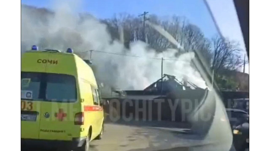 В Сочи жилой дом сгорел в крупном пожаре 