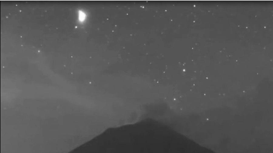 Треугольный НЛО засняла камера, установленная возле вулкана