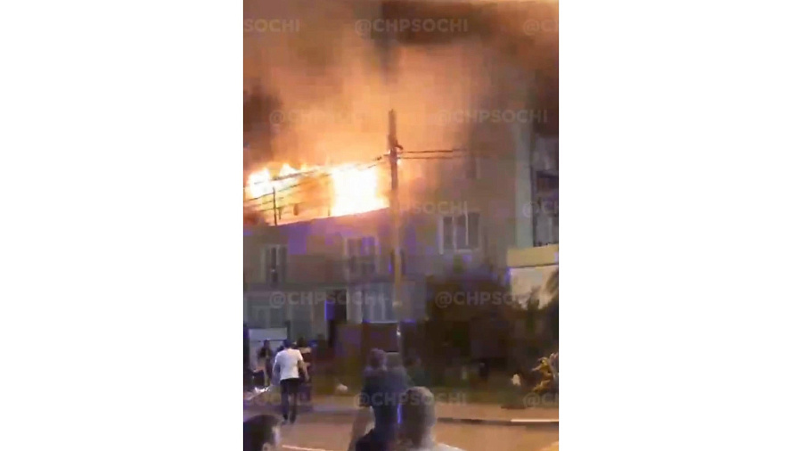 В Сочи пожарные потушили ночное возгорание в двухэтажном жилом доме