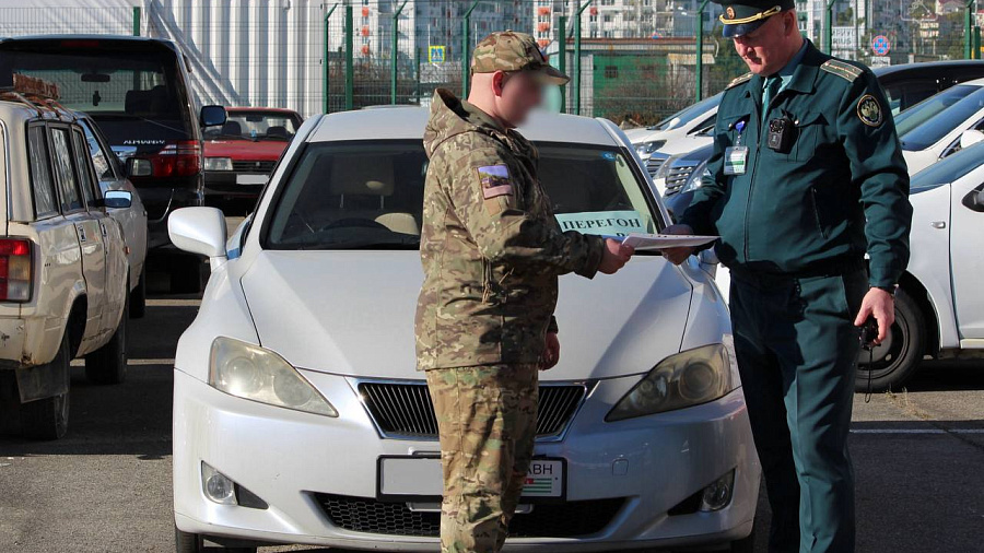 Таможенники передали изъятые в Сочи автомобили BMW и Lexus в зону СВО