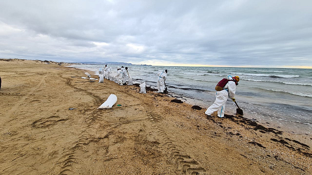 На пляжах Анапы снова обнаружен мазут: механическую очистку приостановили из-за шторма
