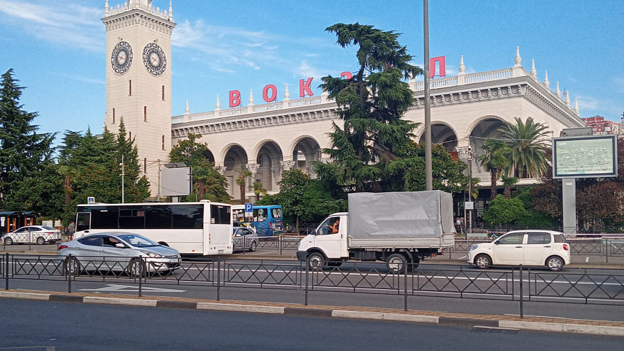 Сочи столкнулся с дефицитом топлива: автозаправки не справляются с туристическим потоком