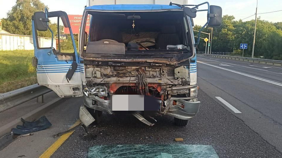 На Ставрополье микроавтобус, направлявшийся в Краснодарский край на экскурсию, столкнулся с грузовиком. Пострадали 3 человека