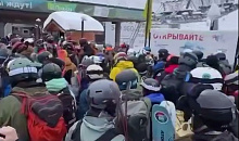 Трехметровые сугробы спровоцировали километровые очереди на подъемники в Сочи