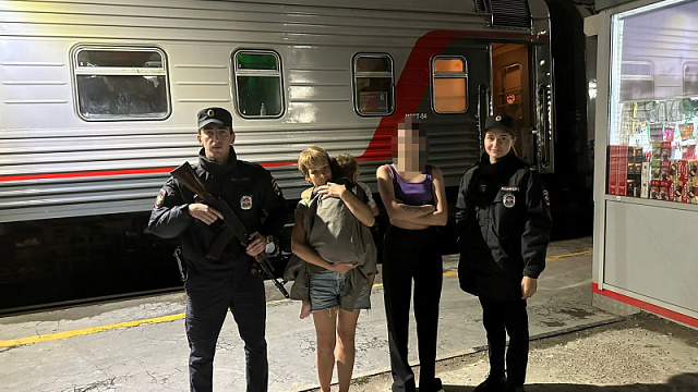 Жительница Санкт-Петербурга, ехавшая из Адлера, перепутала поезда на стоянке и оставила двоих детей без присмотра