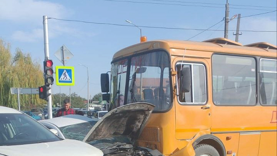 Школьный автобус попал в массовое ДТП под Краснодаром