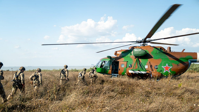 В Краснодарском крае спецназовцы отработали навыки беспарашютного десантирования с вертолета