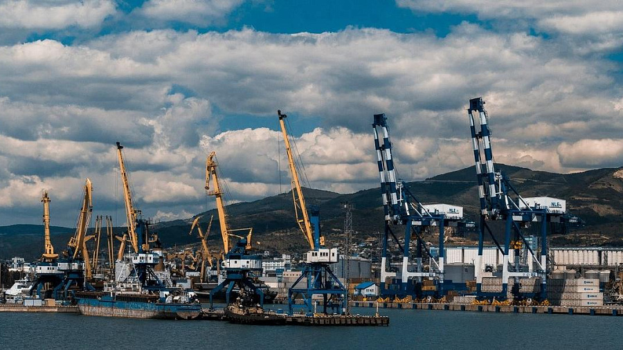 При погрузке греческого судна в порту Новороссийска произошел разлив нефти. Прокуратура проводит проверку
