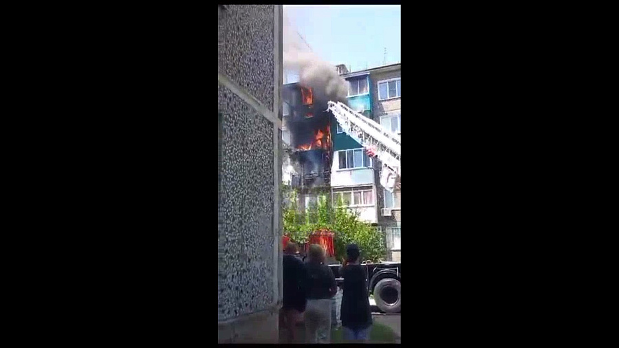 В Кропоткине огонь охватил 3 этажа в многоквартирном доме