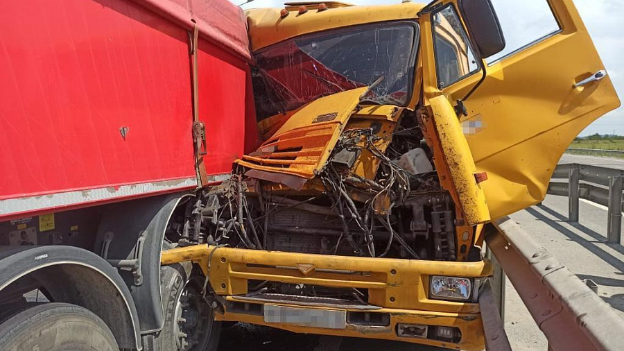 В Адыгее водитель грузовика врезался в фуру под управлением жителя Кубани