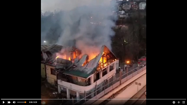 В Сочи загорелись два соседних жилых дома (Видео)