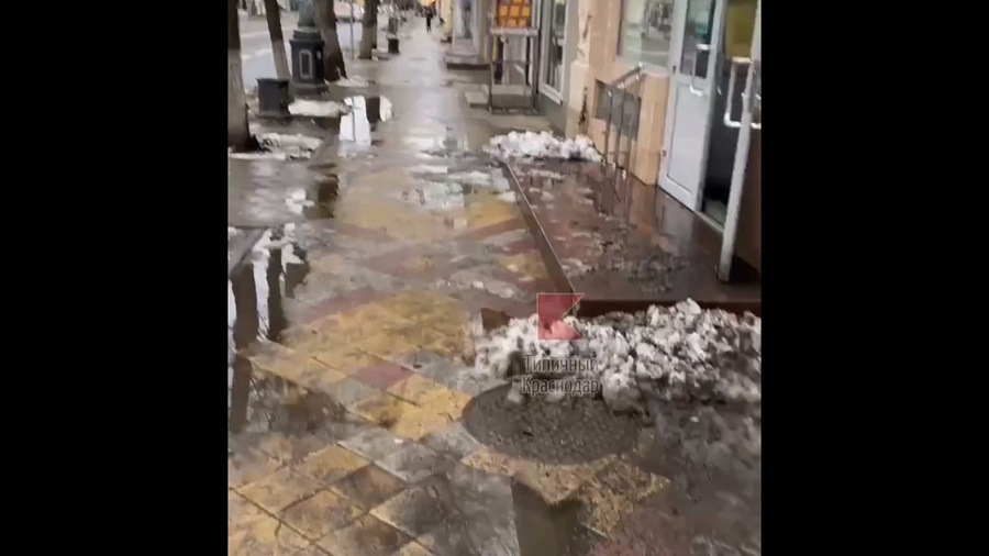 «В шоке от того, какая помойка под ногами»: в Краснодаре улица Красная погрязла в лужах и грязи