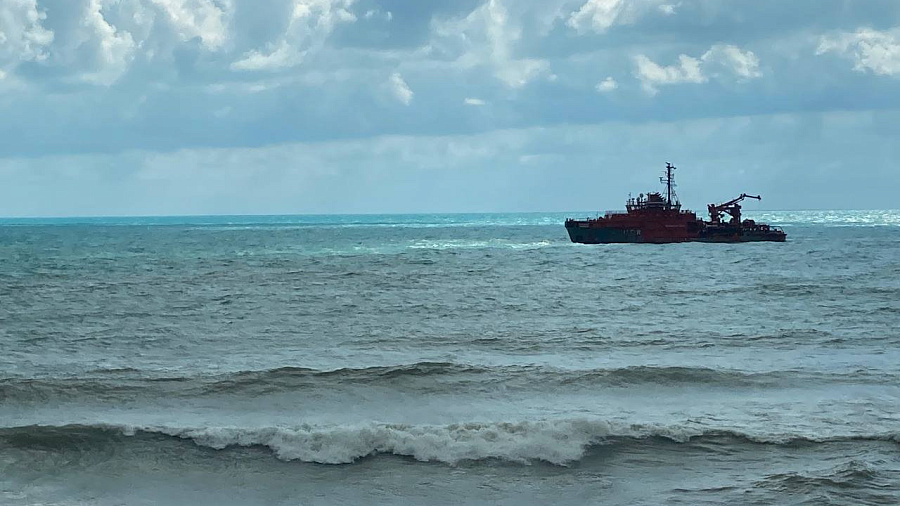 В Туапсинском районе суд обязал владельца затонувшего судна поднять его на сушу
