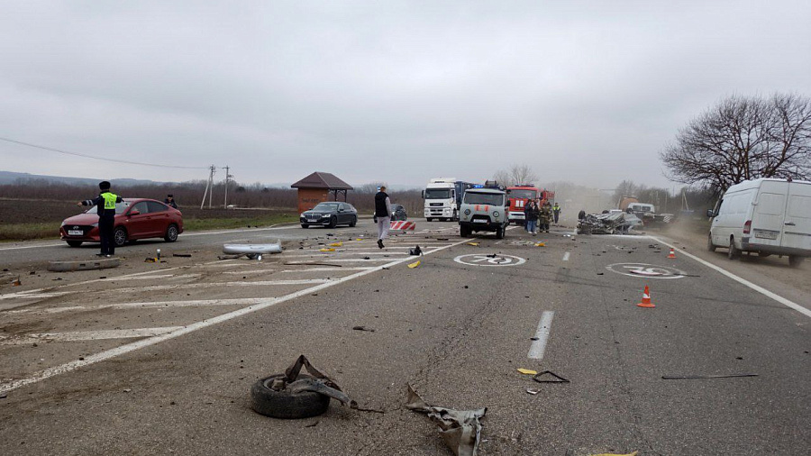 Авария с участием четырех автомобилей произошла на трассе в Краснодарском крае