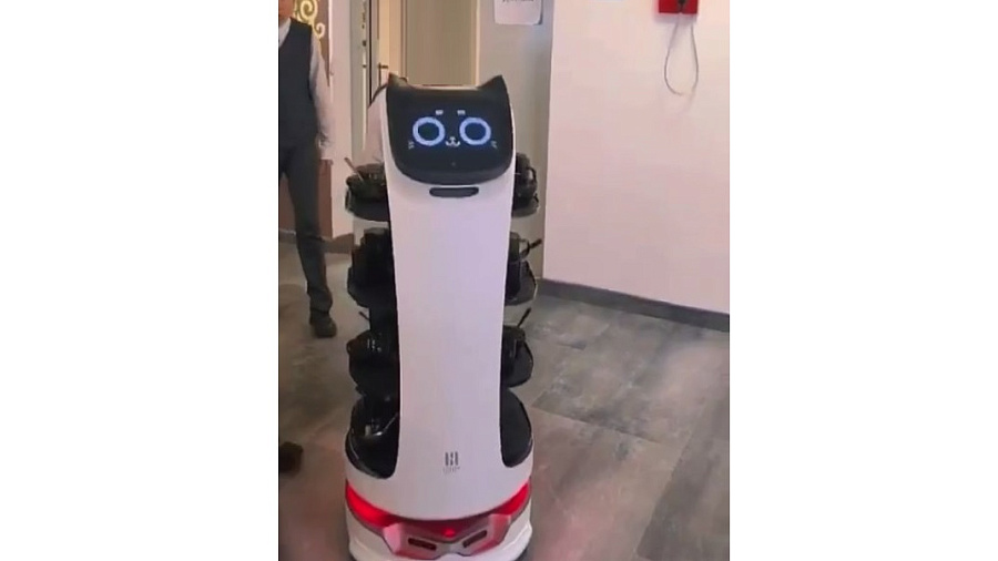 Робот-официант заступил на работу в российскую школу 