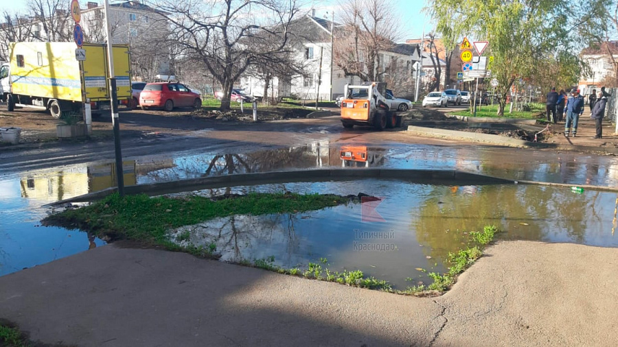 В Краснодаре на улице Садовой обвалился грунт из-за прорыва канализации