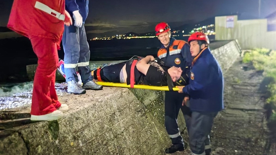 В Краснодарском крае спасатели помогли тучному мужчине, упавшему с 5-метрового парапета 