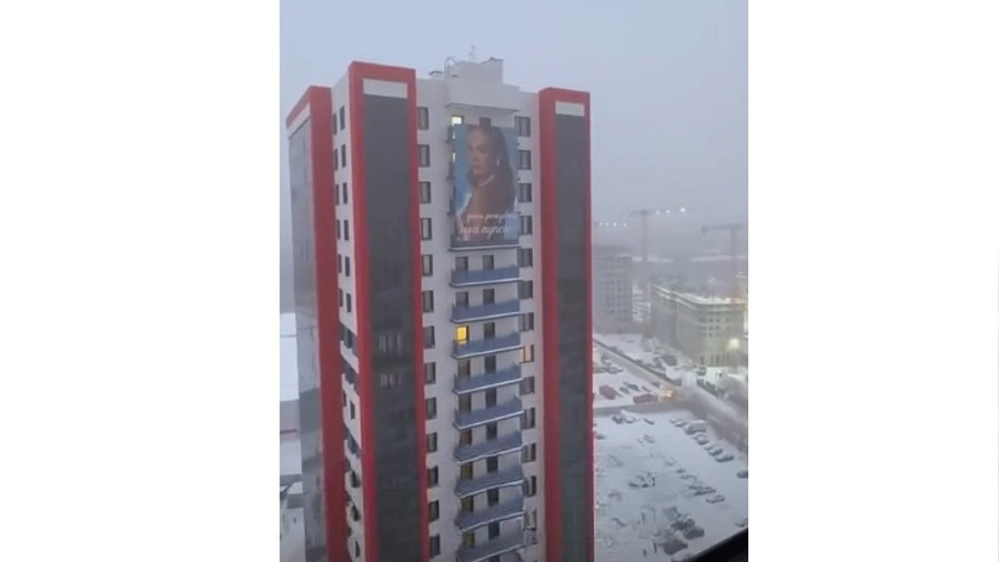 На балконе казанского ЖК повесили огромную женщину, перепугав жильцов