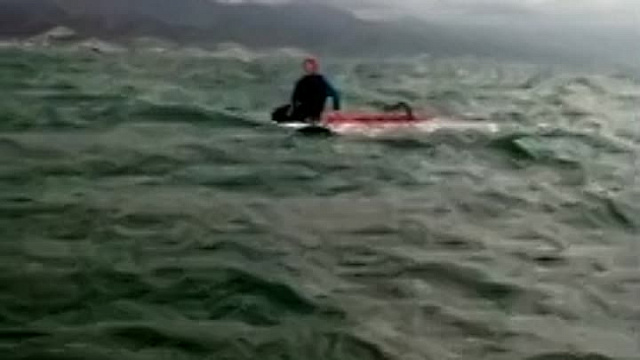 Под Новороссийском серфингиста чуть не унесло в открытое море (ВИДЕО)