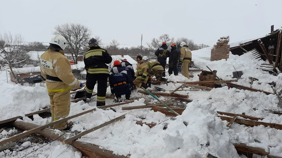 В Краснодарском крае из-за снегопада обрушилась крыша многоквартирного дома 