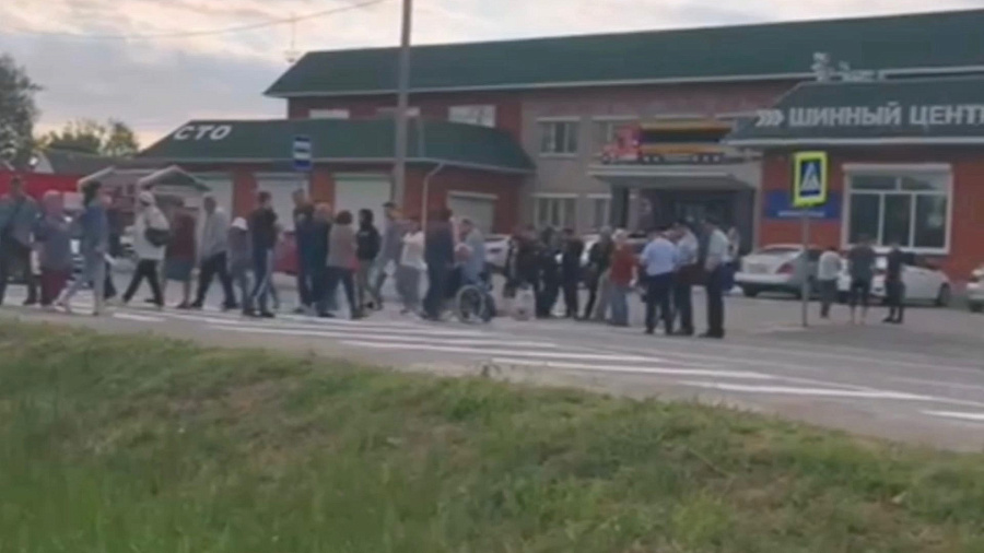 Бунт против мусора. Жители станицы в Краснодарском крае из-за свалки перекрыли дорогу, ведущую в Анапу и Крым 