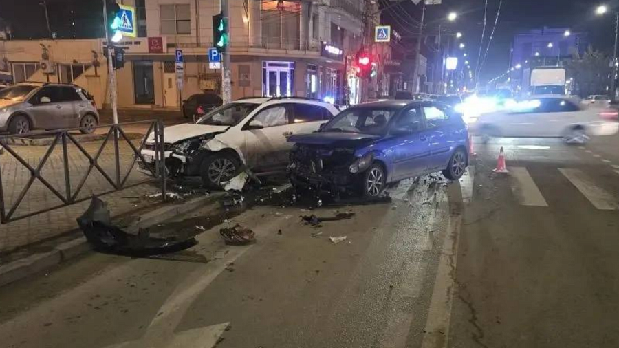 Женщина попала в больницу после столкновения двух иномарок в центре Краснодара 
