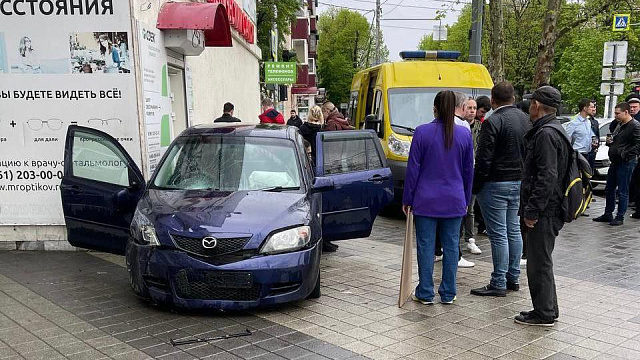 В центре Краснодара автоледи на «Мазде» на огромной скорости вылетела на тротуар и сбила пожилую женщину