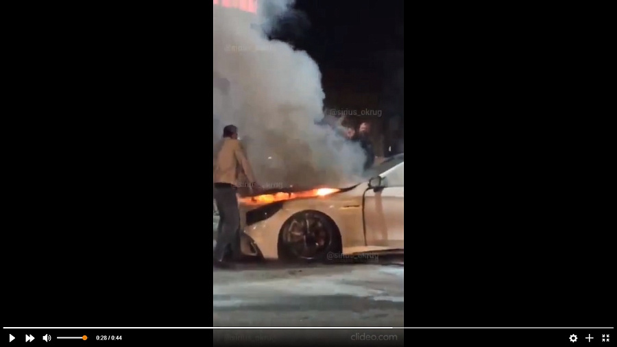 В Сириусе автомобилисты сняли на видео горящий на дороге Mercedes