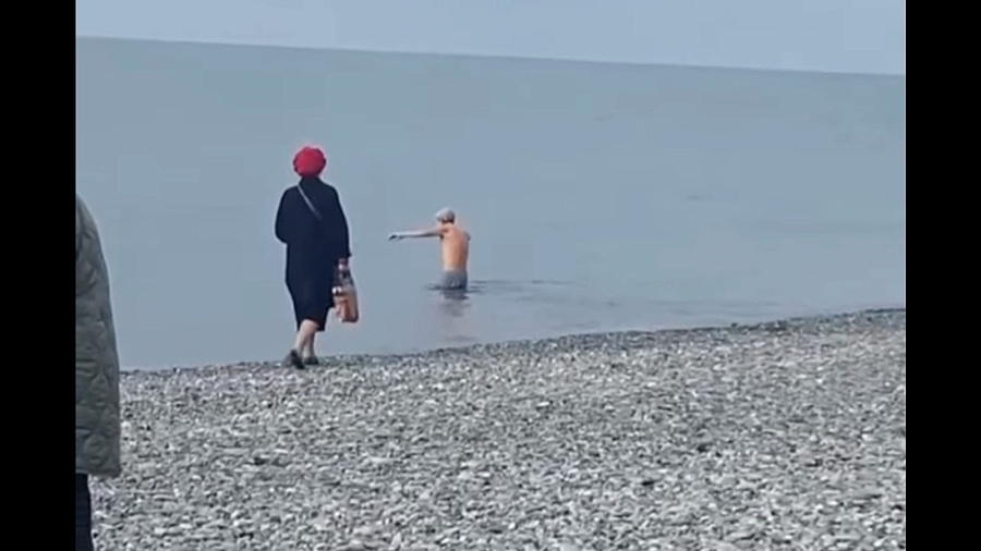 В Сочи местные жители, несмотря на холода, продолжают купаться в море. Видео