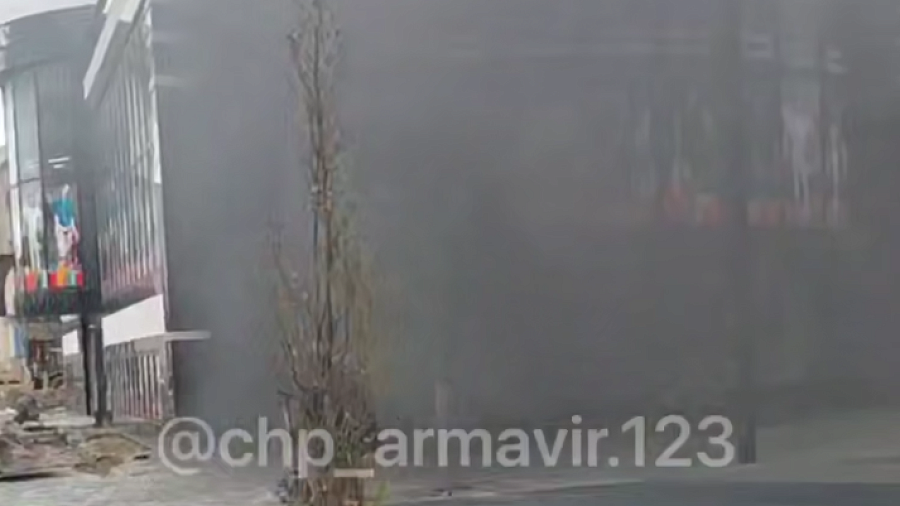 В Армавире потушили пожар, вспыхнувший в торговом центре 