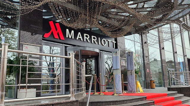 Беспилотник упал возле отеля «Марриотт» в Краснодаре и повредил машины на парковке 