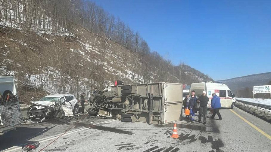 В Краснодарском крае грузовик врезался в легковушку, есть пострадавшие 