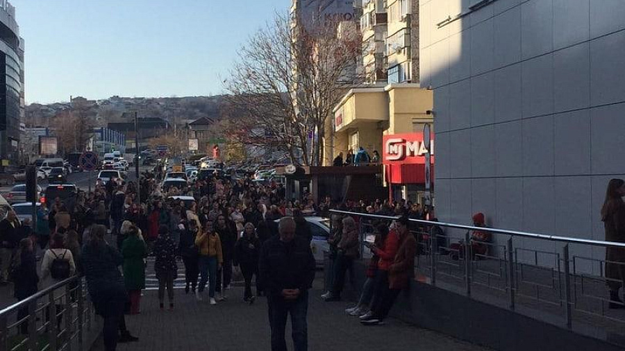 В Новороссийске эвакуировали торговый центр из-за угрозы взрыва