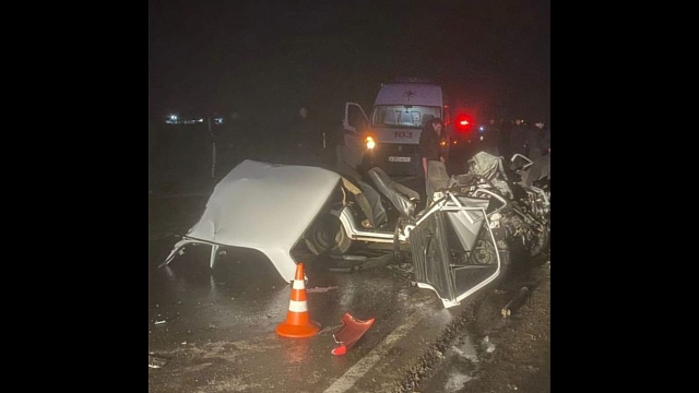 В Адыгее при столкновении «семерки» и грузовика погибли 3 человека