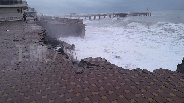 Шторм в Сочи уничтожил набережную в Лоо