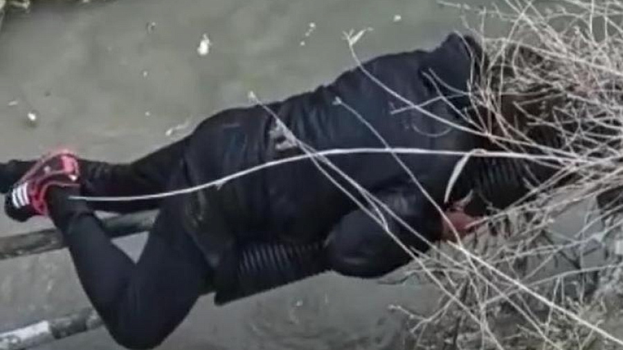 В Новороссийске мужчина завис над водой на стальных прутьях. Ему на помощь пришли спасатели 