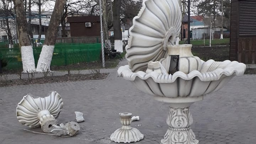 Восстановлению не подлежит: дети разбили фонтан в центральном парке станицы Динской