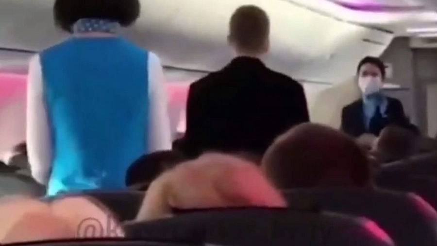 Пассажир авиарейса Краснодар — Санкт-Петербург эффектно сделал предложение руки и сердца во время полета
