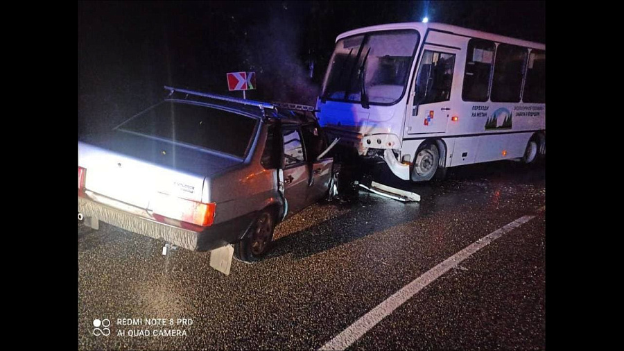 В Сочи при столкновении легкового автомобиля с автобусом погиб человек