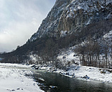 Подростки катались на тюбингах по братской могиле в Краснодаре