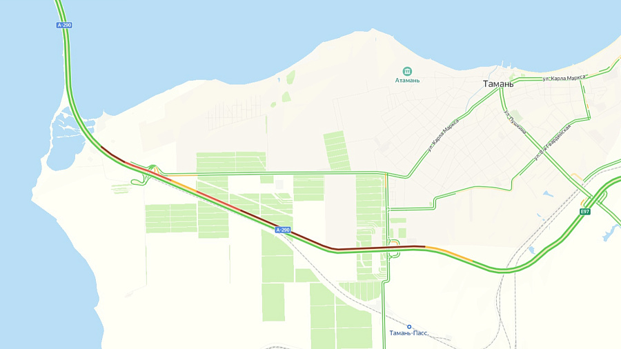 В Краснодарском крае перед Крымским мостом образовалась 7-километровая пробка