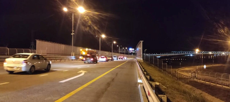 На Крымском мосту возобновили движение автомобилей в реверсивном режиме