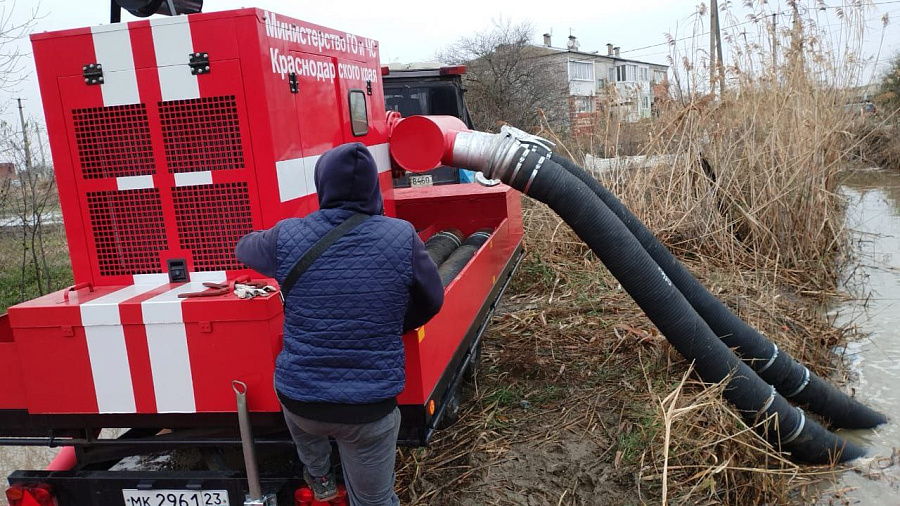 В Славянске-на-Кубани прошла эвакуация людей после подтопления десятков домов и дворов