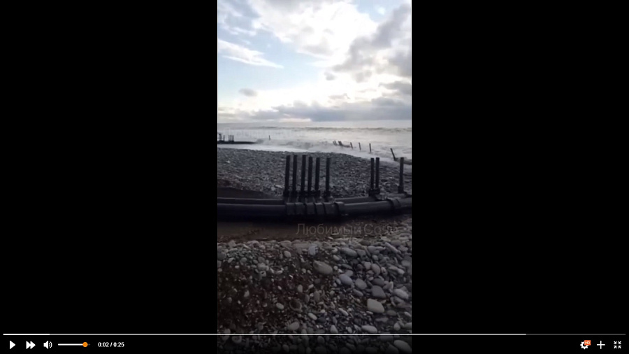 В Сочи на видео сняли загадочный объект, который выбросило на берег штормом 