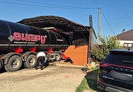 В Абинске грузовик с цистерной протаранил кирпичный забор жилого дома 