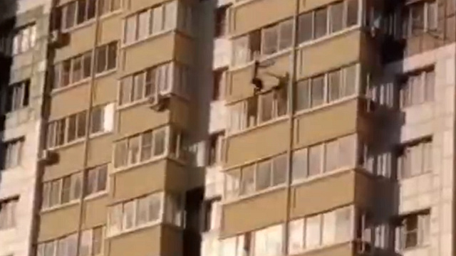 В Краснодаре с 13-го этажа упал мужчина, висевший снаружи балкона